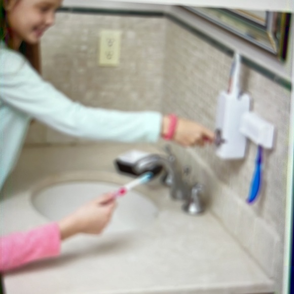 Press2Paste hands free toothpaste dispenser NEW NWT - Picture 4 of 8